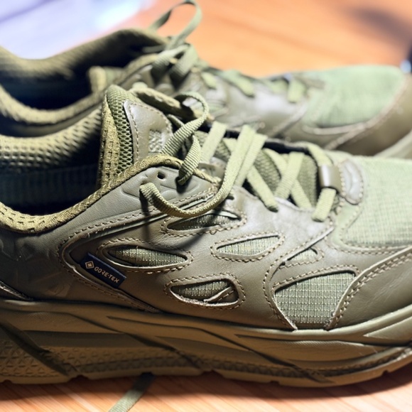 MINT Women’s HOKA Speedgoat 6 GTX – Army Green – Size 8 - Picture 2 of 6